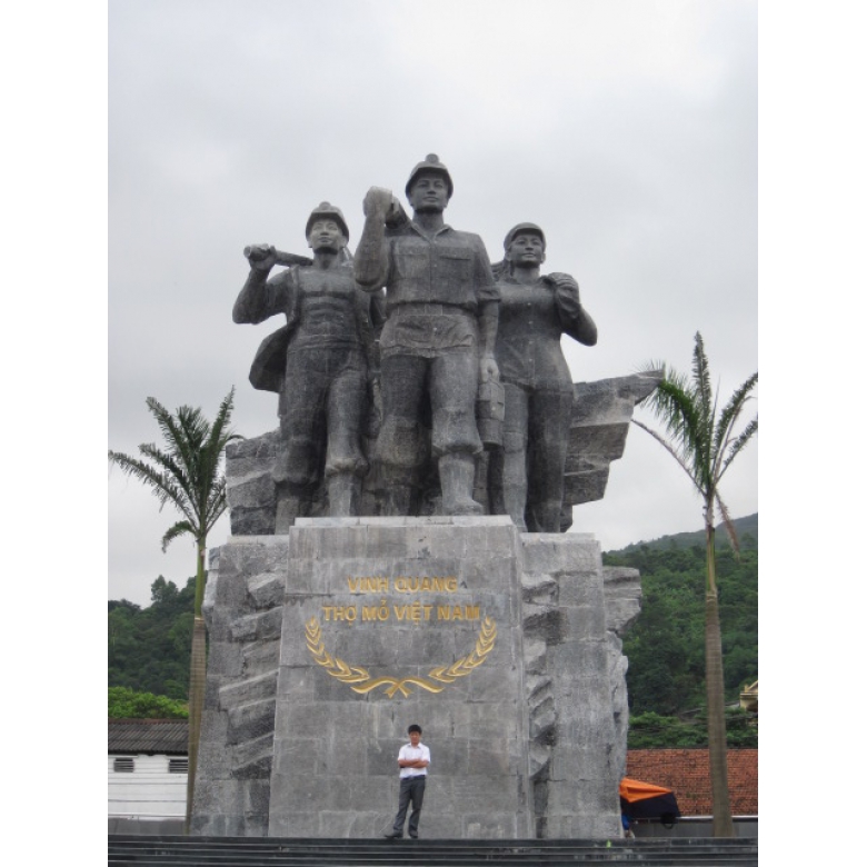01. Tượng đài chiến sỹ vùng mỏ QN-1