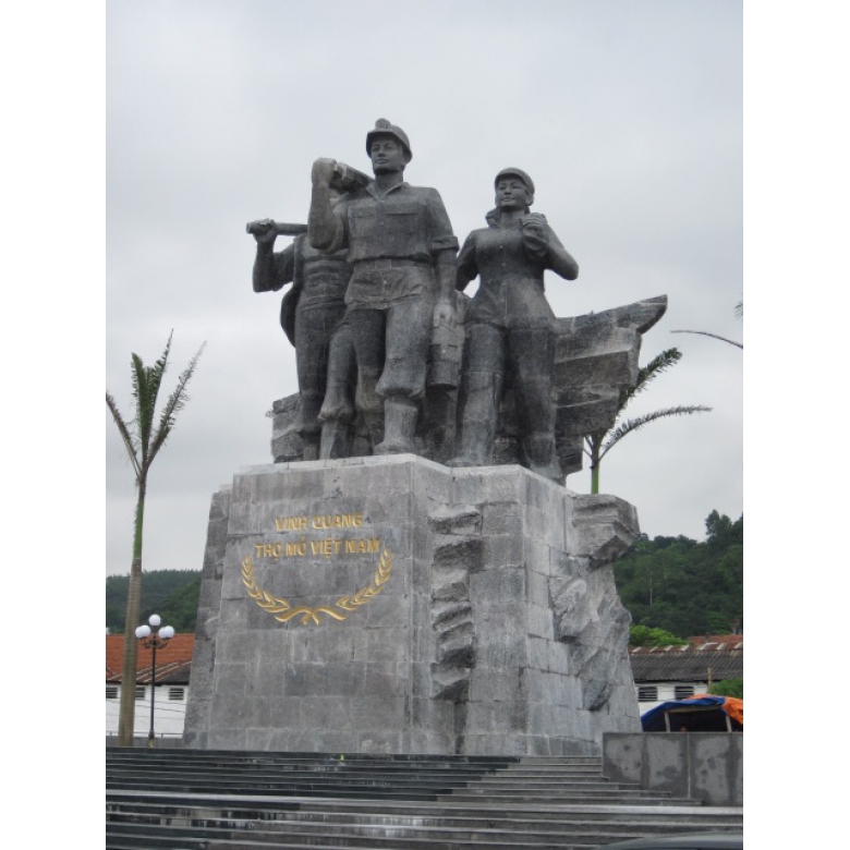 01. Tượng đài chiến sỹ vùng mỏ QN-4